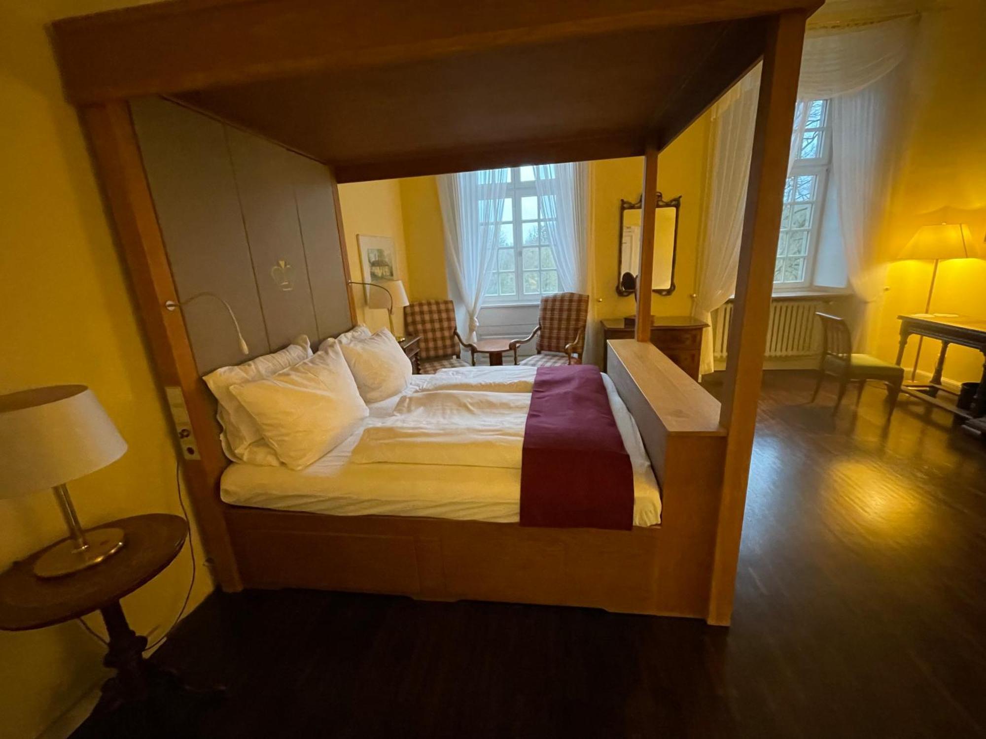 Hotel Schloss Hoehnscheid Bad Arolsen Exteriör bild