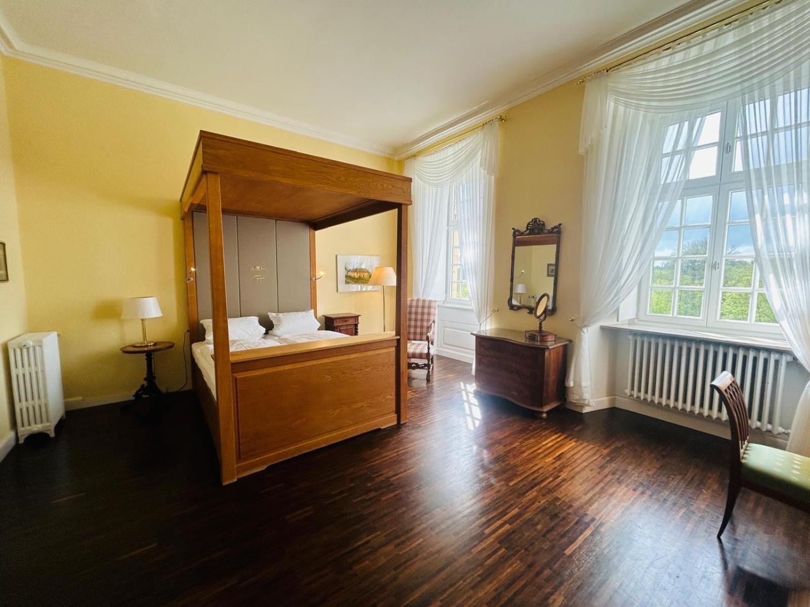 Hotel Schloss Hoehnscheid Bad Arolsen Exteriör bild